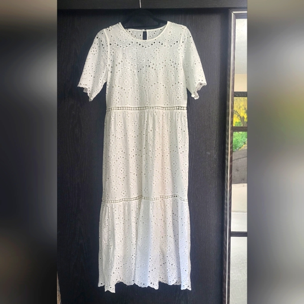 Casual Eyelet White Tiered Midi Dress with Crew Neck